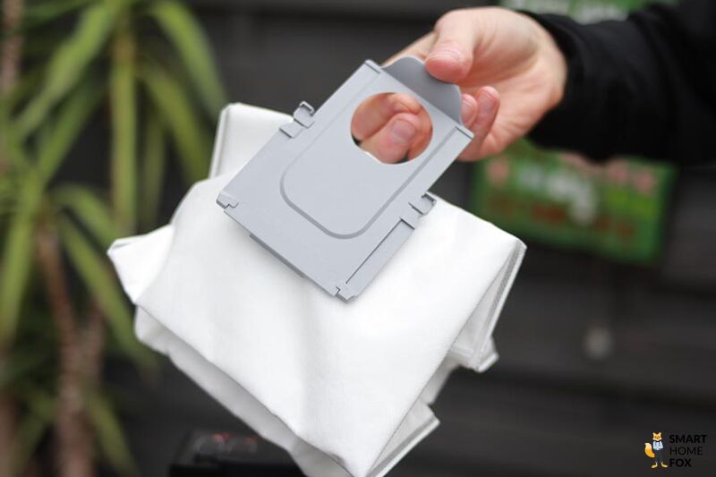 Einwegstaubbeutel wird aus der Absaugstation des Roborock Q7 Max+ entnommen